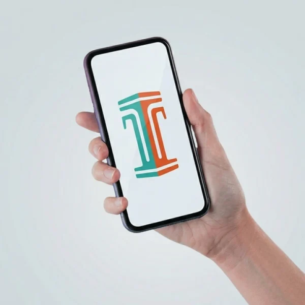 Primer plano de una mano sosteniendo un móvil con el logo de Iberika Telecom en pantalla